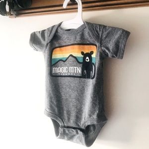 Magic Mountain Vermont Ski Bear Short Sleeve Bodysuit Onesie, 6 M